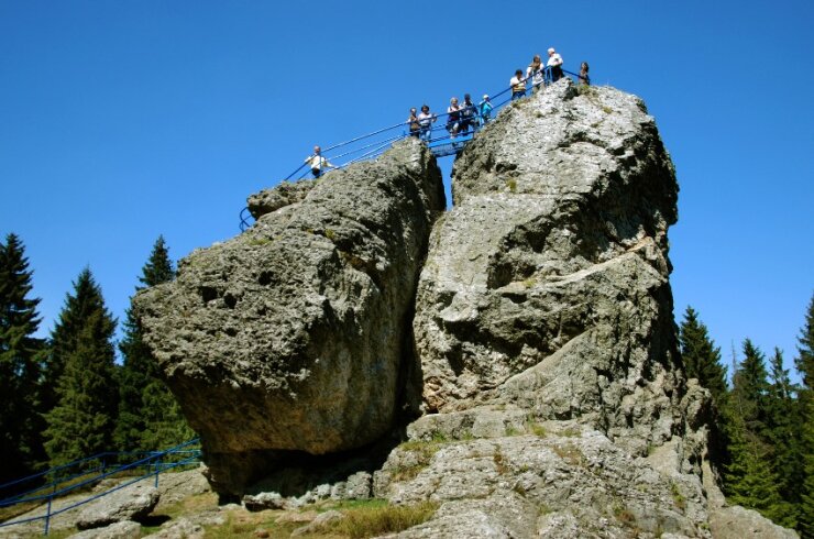 Bild 1 Ein besonderes Ausflugshighlight - auch aus geologischer Sicht - ist der 23,4 Meter hohe Schneckenstein im südöstlichen Vogtland.