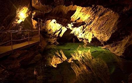Bild 1 In die unterirdische Welt bizarrer Gesteinsformen lädt die Drachenhöhle in Syrau ein.